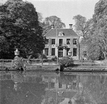 843221 Gezicht over de Vecht op de achtergevel van het huis Boom en Bosch (Markt 13) te Breukelen. Het huis Boom en ...